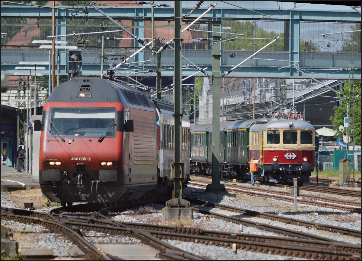 Oldiestunden im Grenzbahnhof. 

Und Schweizerstunde... Re 4/4 I 10034 mit ihrem Sonderzug Augsburg-Basel nebst Re 460 005-1 im Bahnhof Konstanz. Juni 2014.