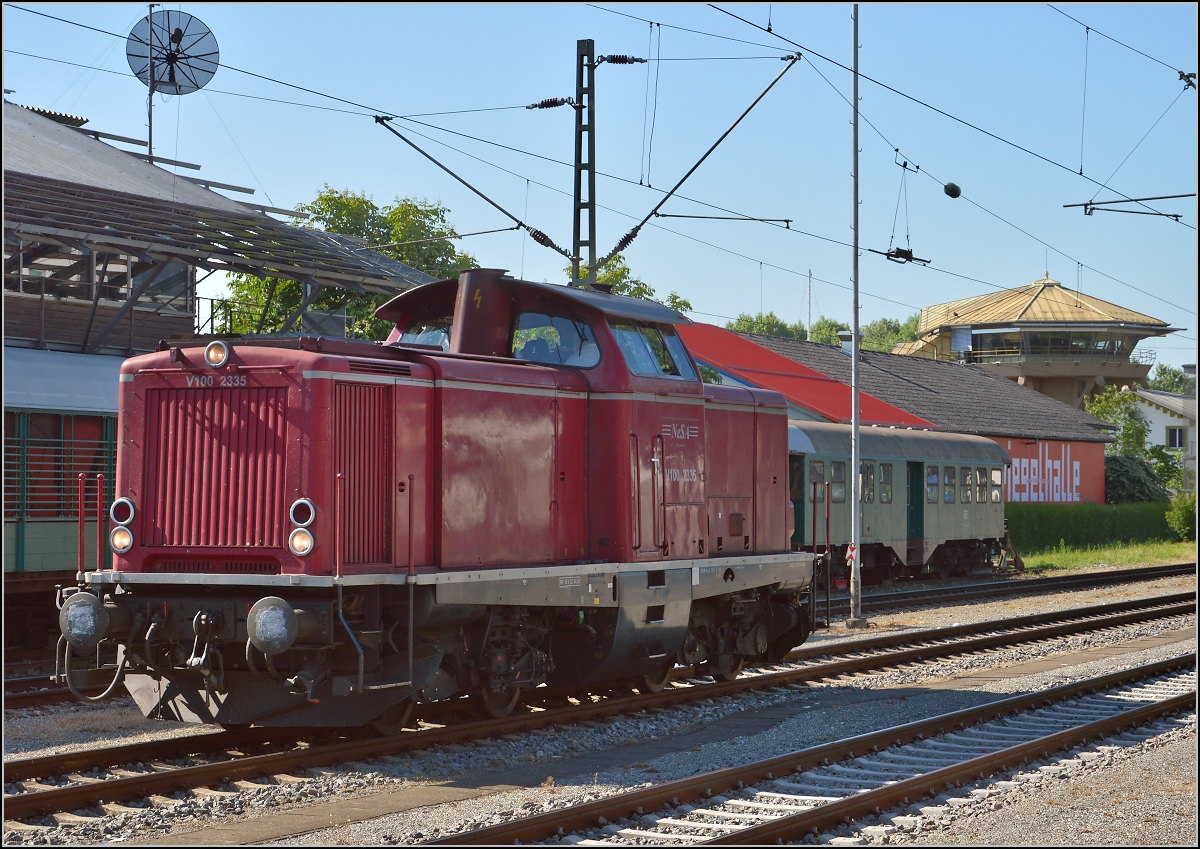 Oldiestunden im Grenzbahnhof. 

V100 2335 wartet in Konstanz auf den Sonderzug aus Basel-Augsburg. Juni 2014.