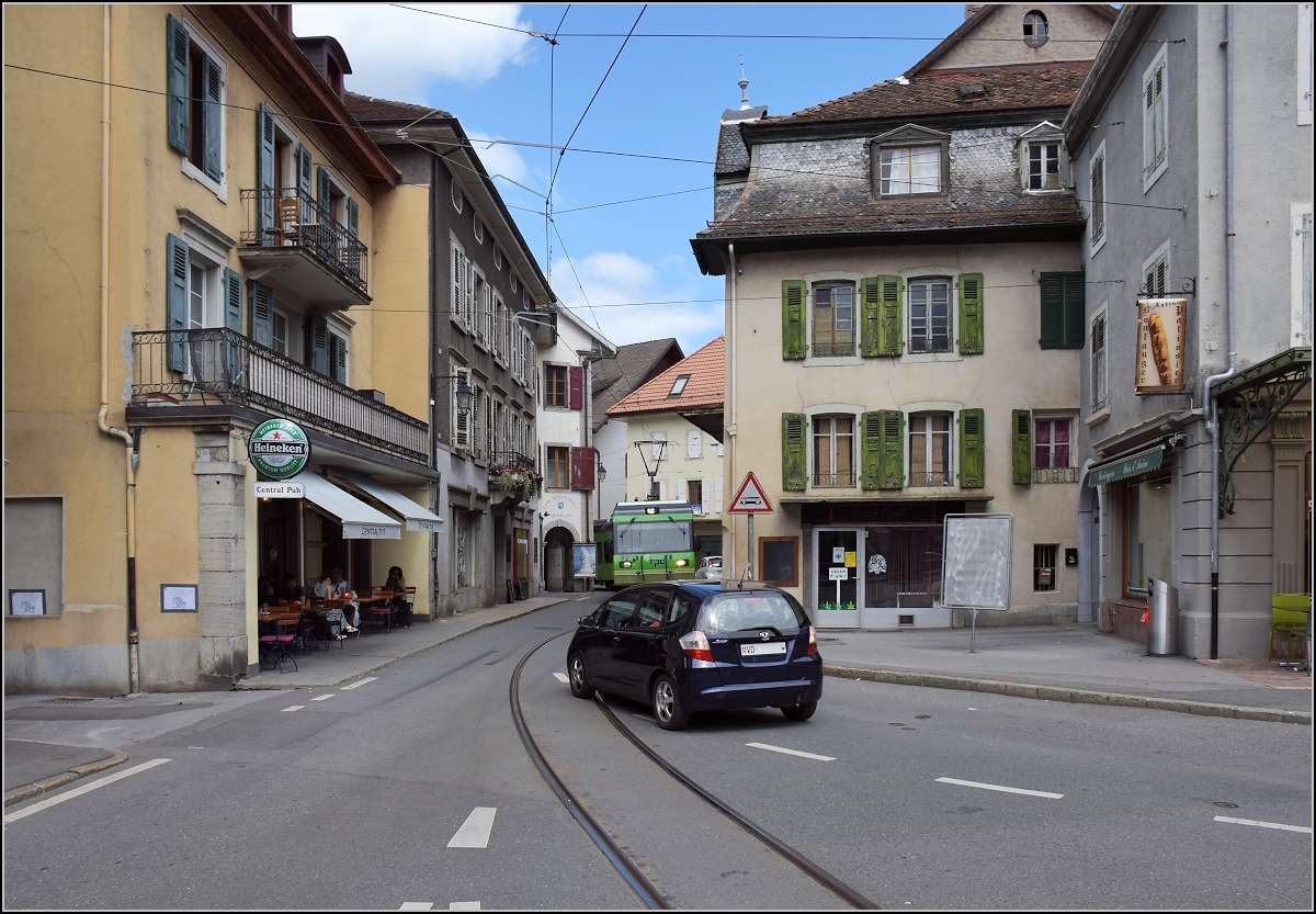 Ortsdurchfahrt in Bex. Den Falschfahrer TPC-Triebwagen 92 kann man nicht rechts überholen, denn es ist grundsätzlich ausweichender Gegenverkehr zu erwarten. Juli 2017.