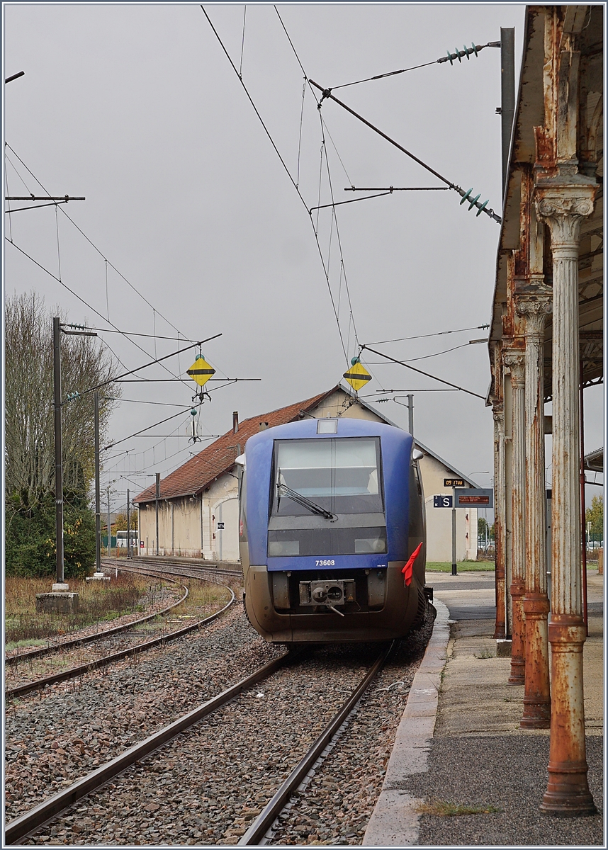 Pontarlier - der Grenzbahnhof hat seine Bedeutung schon vor über hundert Jahren verloren, als er durch den Bau der Strecke Frasne - Vallorbe via Mont d'Or von der Strecke Paris - Milano  abgehängt  wurde. Die herrlichen, aber nun rostenden Bahnsteigstützen dürften wohl noch aus dieser Zeit stammen. 
Im Hintergrund steht abgestellt der X 73608,  er wird gegen Mittag nach Dole-Ville fahren.

29. Okt. 2019