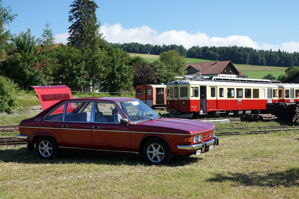 Portes-ouvertes
du dépôt des locomotives de La Traction
Gare de Pré-Petitjean (Montfaucon)
Impressionen vom 23. Juni 2018.
Zu diesem Anlass der besonderen Art sind viele Festbesucher mit Autos derselben Epoche angereist.
Foto: Walter Ruetsch  