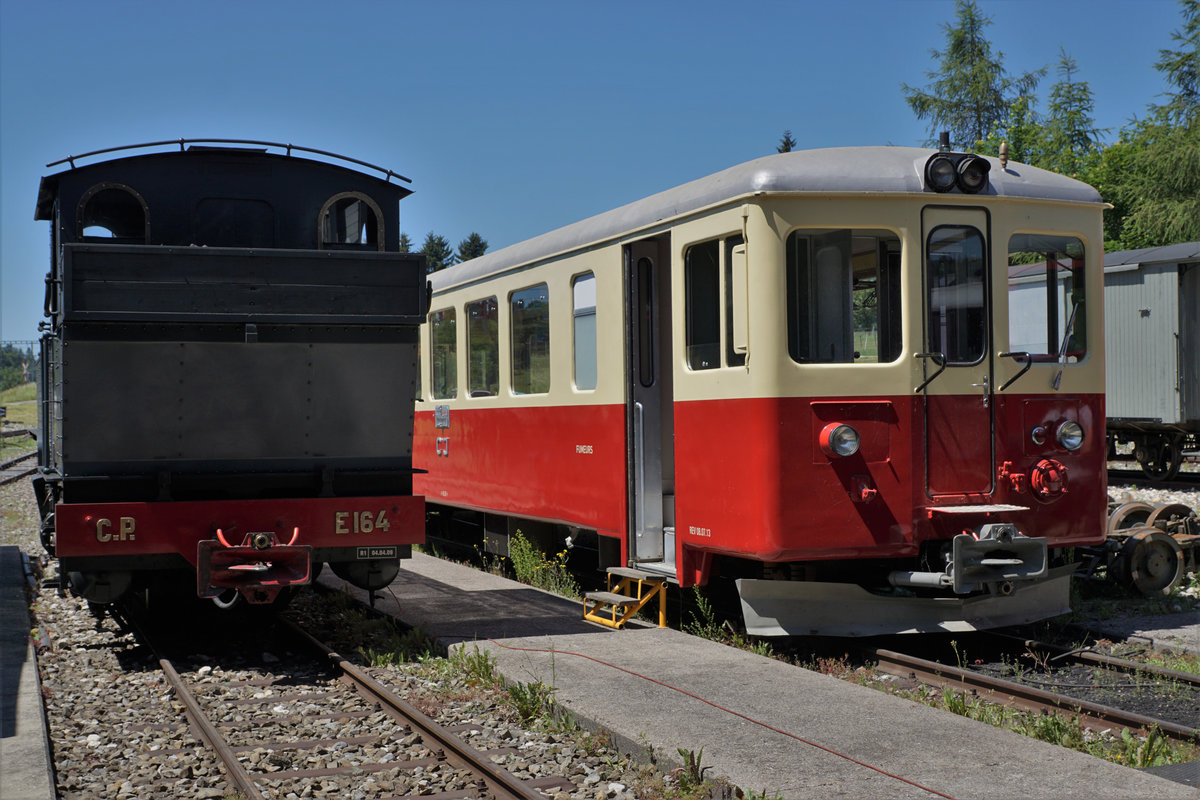 Portes-ouvertes
du dépôt des locomotives de La Traction
Gare de Pré-Petitjean (Montfaucon)
Impressionen vom 23. Juni 2018.
Zu diesem Anlass der besonderen Art sind viele Festbesucher mit Autos derselben Epoche angereist.
Foto: Walter Ruetsch  