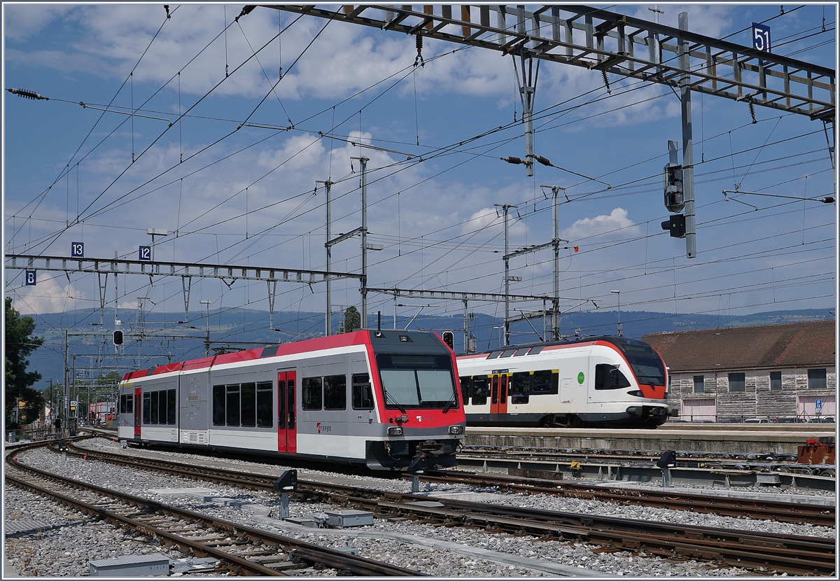 Praktisch zeitgleich mit der CEV beschaffte auch TRAVYS für die YSteC Strecke GTW ABe 2/6, die im Gegensatz zu den CEV Be 2/6 nun mit den später beschaften SURF -Zügen im gemeinsamen Einsatz stehen. 
Im Bild steht ein GTW ABe 2/6 in Yverdon, während im Hintergrund ein SBB RABe 523 in den Bahnhof einfährt. 

10. Aug. 2020

