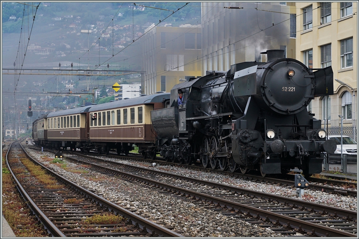 Pünktlich erreicht die VVT 52 221 mit ihrem Extrazug 30502 zum Dampfbahn Festival der BC den Bahnhof Vevey.

14. Mai 2016