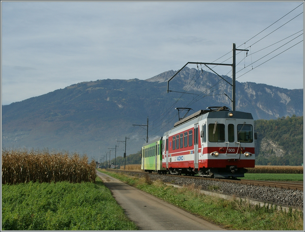 Quer durchs flache Rohntal führt die Streckenführung vom Ollon nach Collombey, den etwas bunt gemischten Zug konnte ich bei Villy fotografieren.
25. Okt. 2013