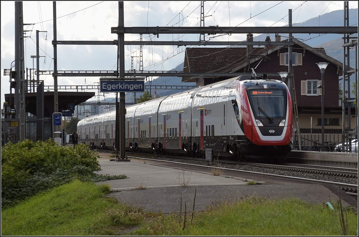 RABe 502 008 auf Abwegen in Egerkingen im Oktober 2020. Interessat ist aber auch die Destination Genève Aeroport. Fahrtrichtung war aber allerdings Olten. Das liegt von Egerkingen ebensowenig auf dem Weg nach Genf, wie Egerkingen an der IC Linie 1 liegt.