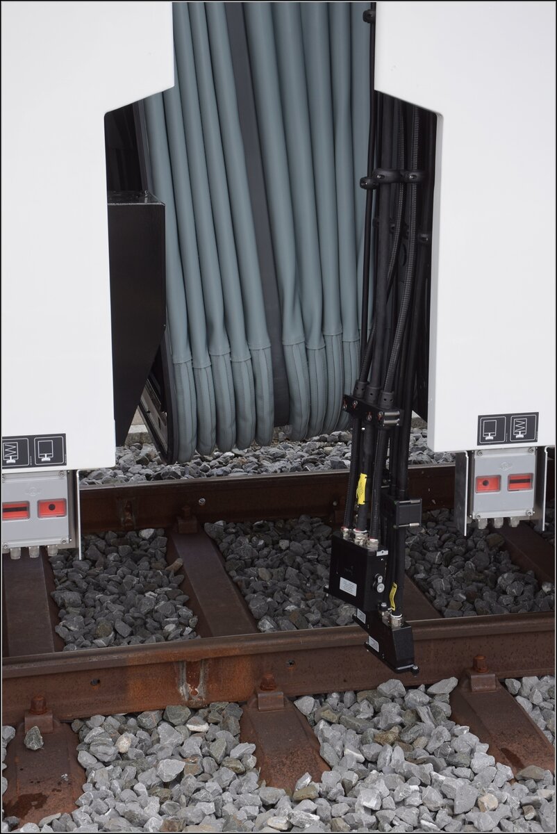 RABe 512 010 im Stadlerwerk St. Margrethen abgestellt. Es muss noch geschraubt werden. Februar 2023.