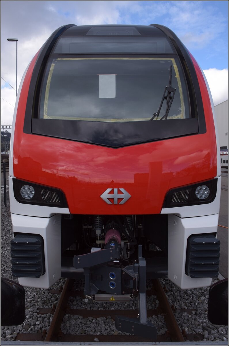 RABe 512 010 im Stadlerwerk St. Margrethen abgestellt. Es muss noch geschraubt werden. Februar 2023.