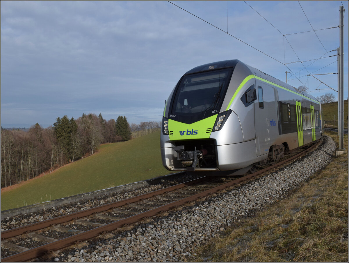 RABe 528 228 auf dem Weg nach Schwarzenburg. Riedburg, Januar 2026.