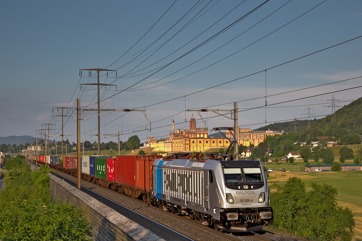 Railpool 187 005-4 f�hrt in Weinfelden mit einem UKV Zug vor der Brauerei Feldschl�sschen vor�ber.Bild Juni 2015