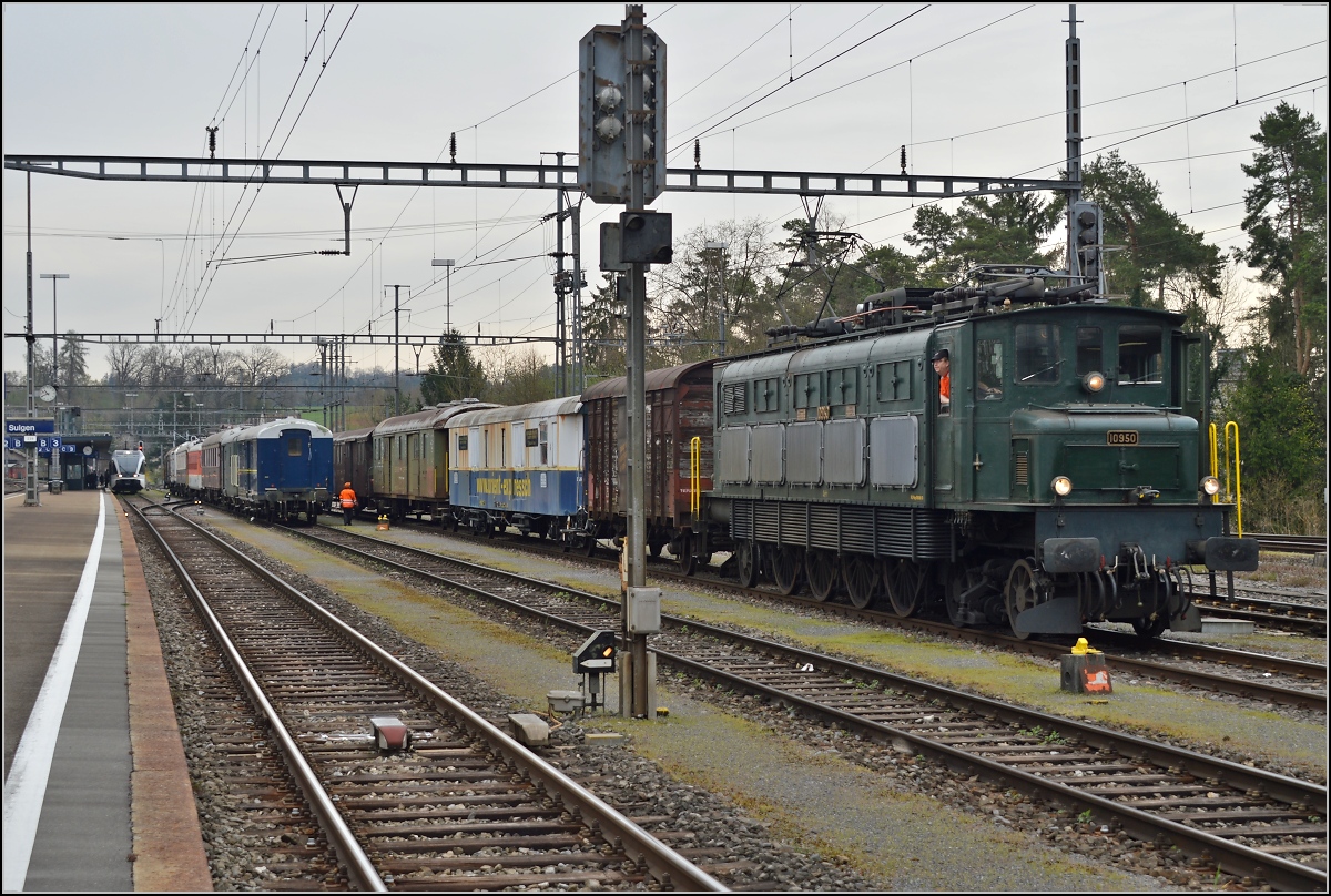 Rangierarbeiten in Sulgen am Swisstrainzug mit Ae 4/7 10950. April 2014.