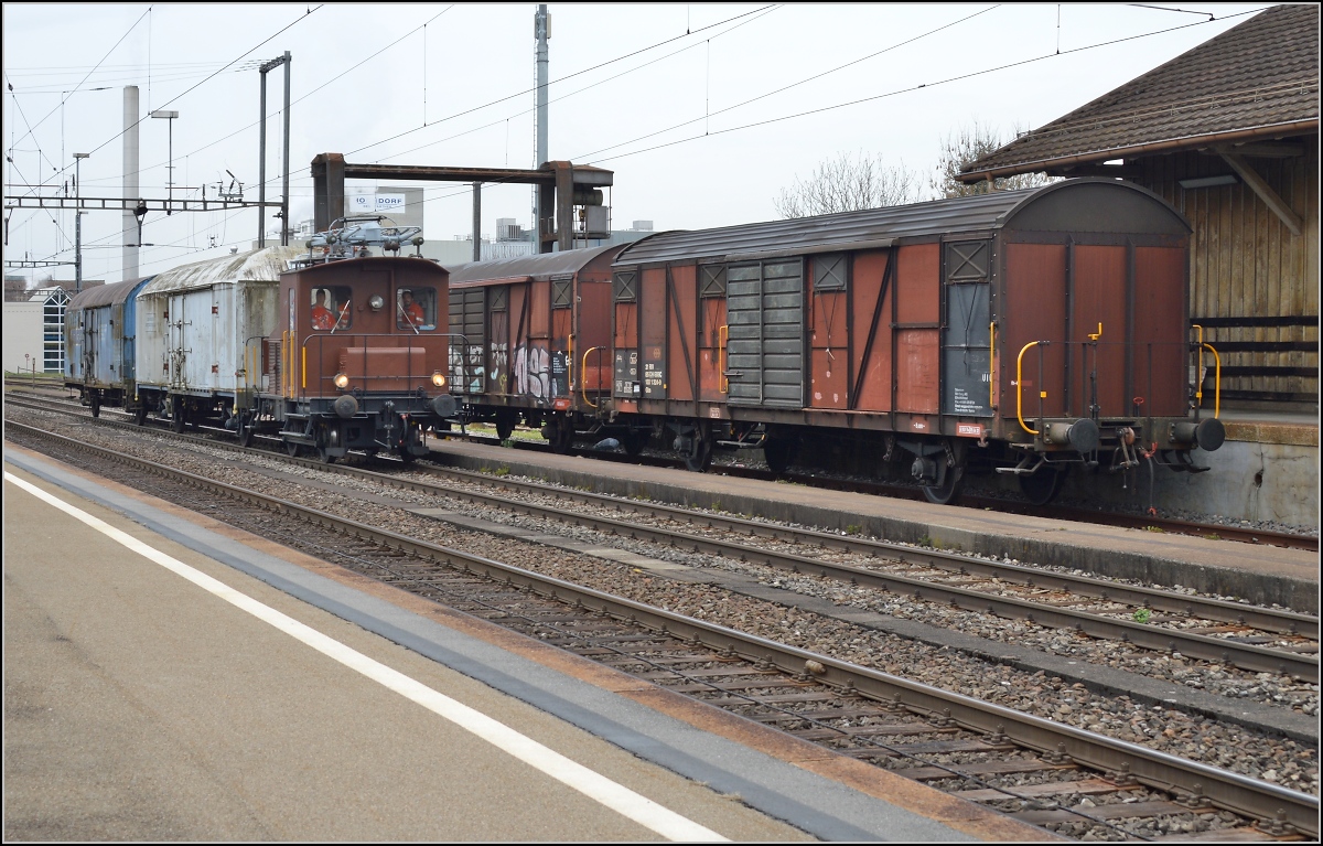 Rangierarbeiten von Tem <sup>I</sup> 273 (Goofy) der Eurovapor mit zwei G�terw�gen, die an den Swisstrainzug angeh�ngt werden sollen. Sulgen, April 2014.