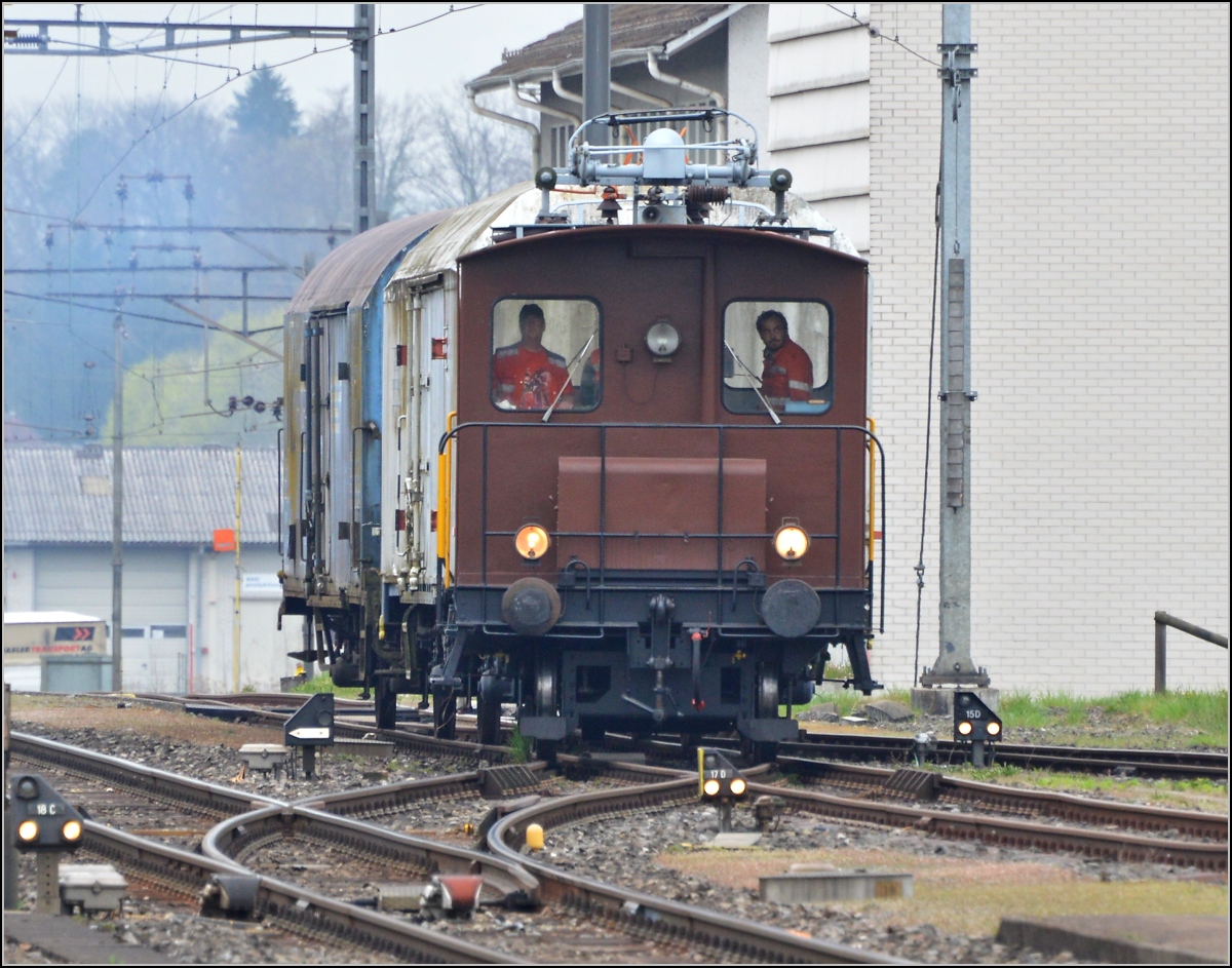 Rangierarbeiten von Tem<sup>I</sup> 273 (Goofy) mit zwei G�terw�gen, die an den Swisstrainzug angeh�ngt werden sollen. Hier eine Dieselfahrt. Sulgen, April 2014.
