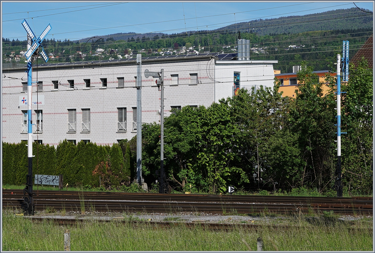 Rangieren gestattet (rechts), Rangieren verboten (links).
Rangierbahnhof Biel, den 16.05.2017   