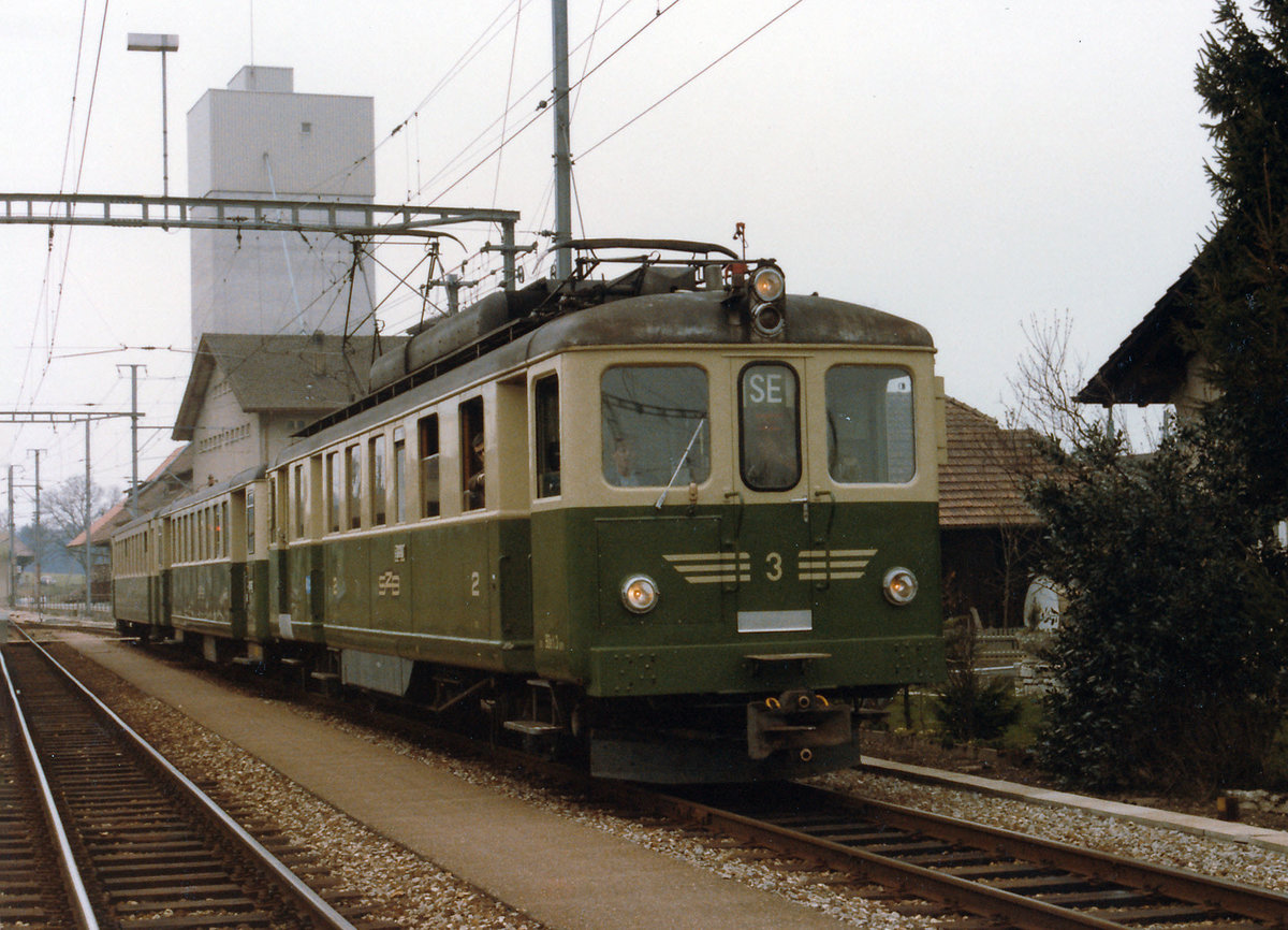 RBS/SZB: Regionlaverkehr Bern-Solothurn.
SE mit ABDe 4/4 3 bei einem Zwischenhalt in Bätterkinden im April 1984.
Foto: Walter Ruetsch 