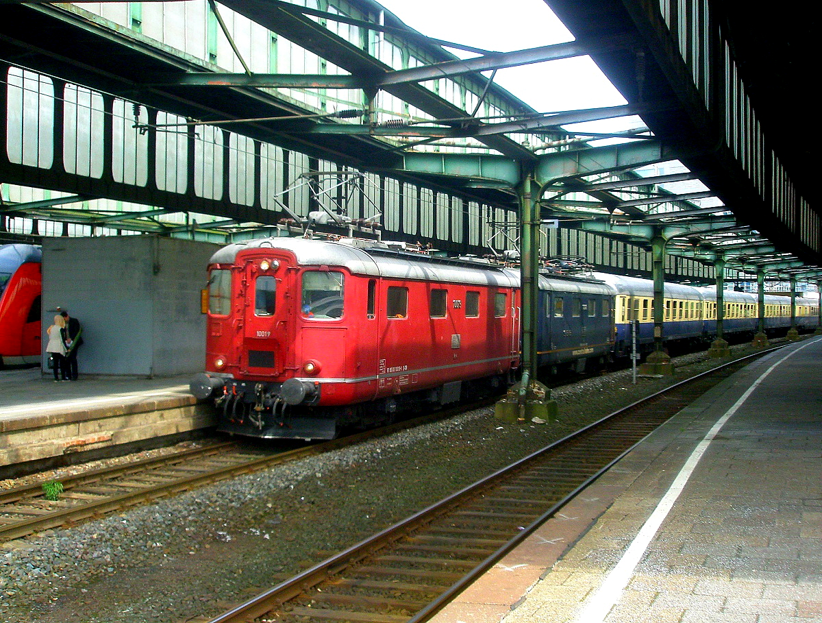 Re 4/4 I 10019 und 10008 der Centralbahn AG am 31.05.2013 im Duisburger Hauptbahnhof vor dem  Hetzerather , ein Sonderzug, der Feierlustige freitags von Rheine/M�nster an die Mosel und sonntagnachmittags zur�ckbringt