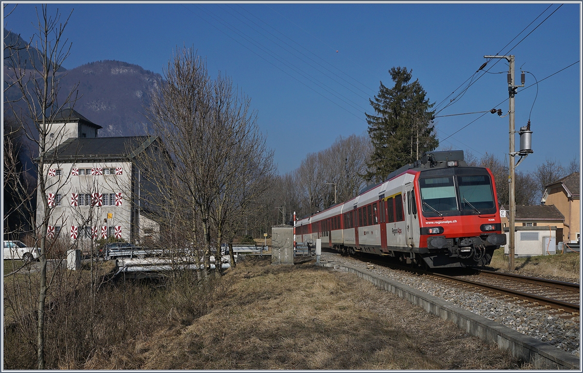 Recht schnell fährt beim Château de la Port du Scex ein Regio Alp Domino in Richtung St-Gingolph.

15.02.2015