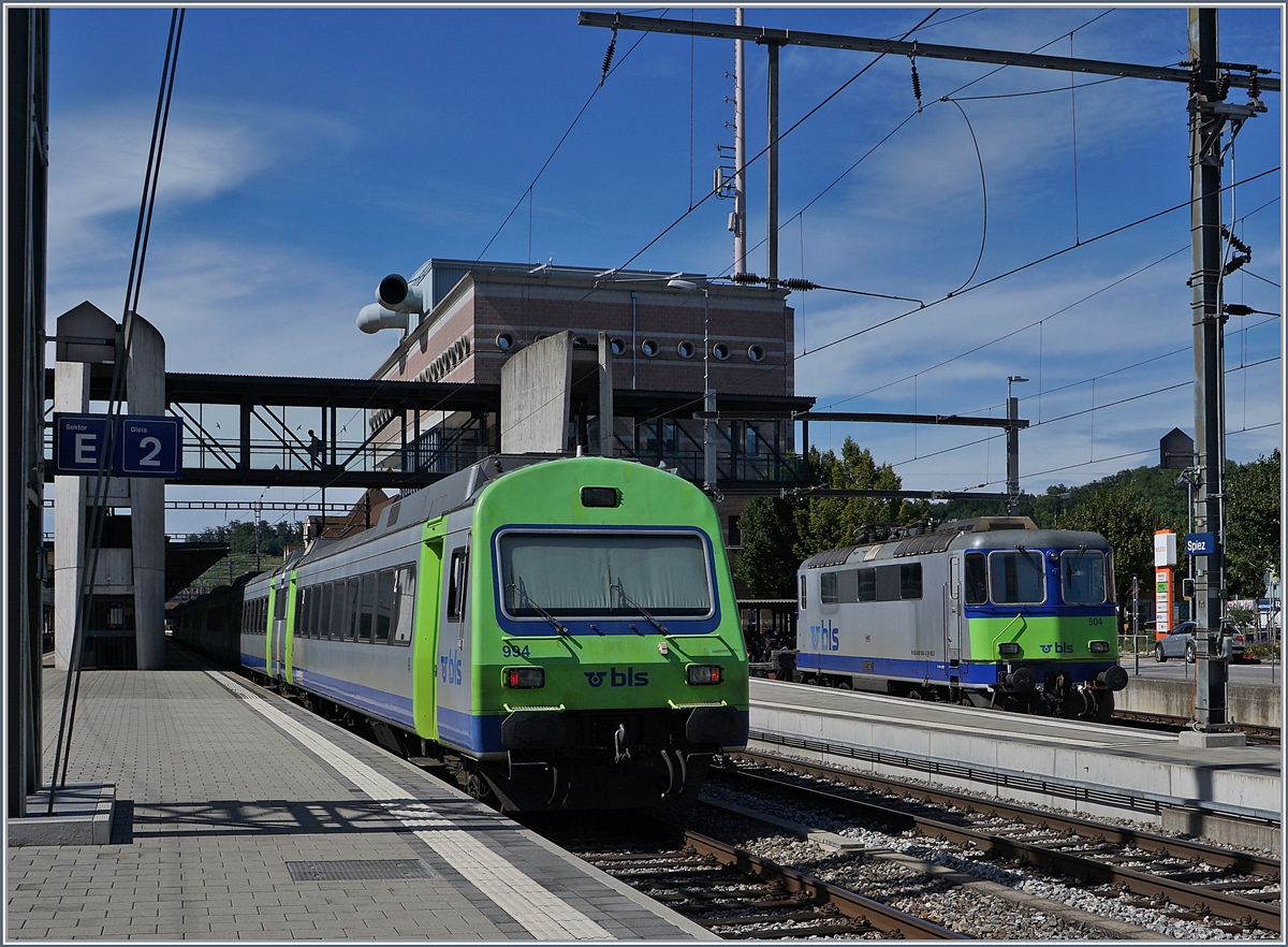 Rechts im Bild die BLS Re 4/4 II 504, links der Steuerwagen des RE Interlaken Ost - Zweisimmen in Spiez. 

19. August 2020