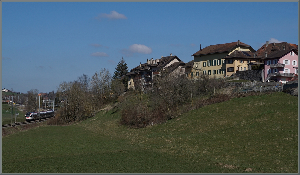Rechts im Bild der Ort Puidoux - der Flirt links unten im Bild auf der Fahrt nach Palézieux hat den zum Ort gehörigen Bahnhof Puidoux Chexbres schon vor ein paar Minuten verlassen.
26. März 2016