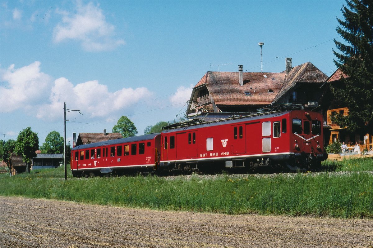 Regionalver Mittelland, RM.
Die knappe Finanzlage machte erfinderisch.
Aus ALT wurde NEU!
Regionalzug auf der Fahrt nach Wasen i.E. mit dem De 4/4 236 + Bt 311  Wasen-Marie , anlässlich der Ausfahrt Ei im Mai 1994, kurze Zeit vor der Umstellung auf Busbetrieb.
Entstanden in eigener Werkstätte ist dieser modern wirkende Pendelzug bestehend aus zwei ausrangierten BDe 2/4 Triebwagen sowie einem ehemaligen Mitteleinstiegwagen der SBB.  
Erhalten geblieben ist der Streckenabschnitt Sumiswald-Wasen für den Museumsbetrieb.
Die unter Heimatschutz stehenden eigenartigen Wartehäuschen stehen auch im Jahre 2018 noch in Gammenthal, Griesbach, Ei und Oberei.
Verschrottet wurden jedoch leider sämtliche Pendelzüge dieser Eigenproduktion.
Foto: Walter Ruetsch
