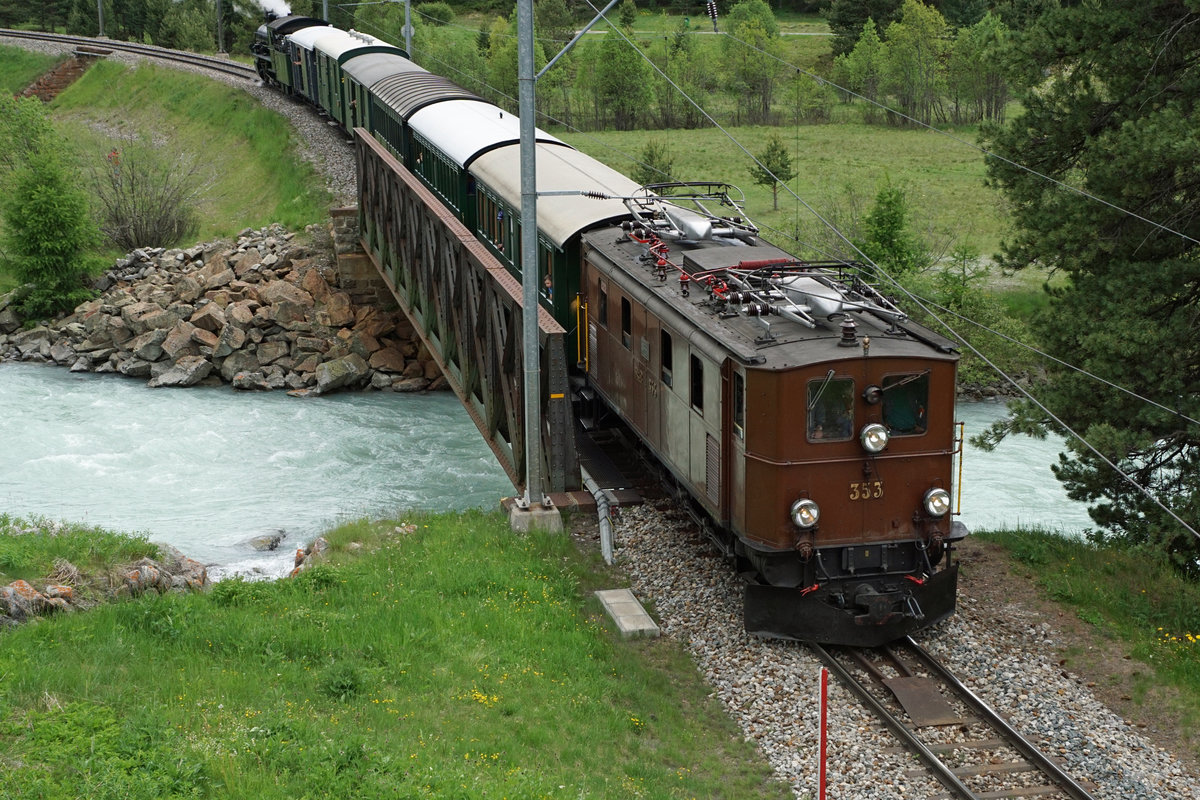 Rhätische Bahn
Bahnvestival Samedan und Pontresina vom 9./10. Juni 2018.
Güterzug mit Personenbeförderung mit Ge 4/6 353 auf der Fahrt nach Samedan am 9. Juni 2018.
Foto: Walter Ruetsch