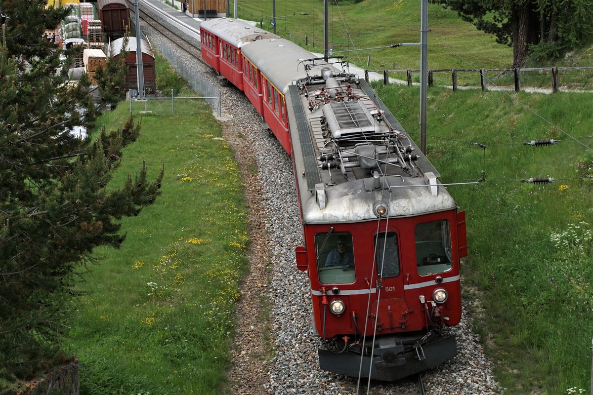 Rh�tische Bahn
Bahnvestival Samedan und Pontresina vom 9./10. Juni 2018.
ABe 4/4 501 mit zwei passenden Personenwagen  auf der Fahrt nach Pontresina am 9. Juni 2018.
Foto: Walter Ruetsch
