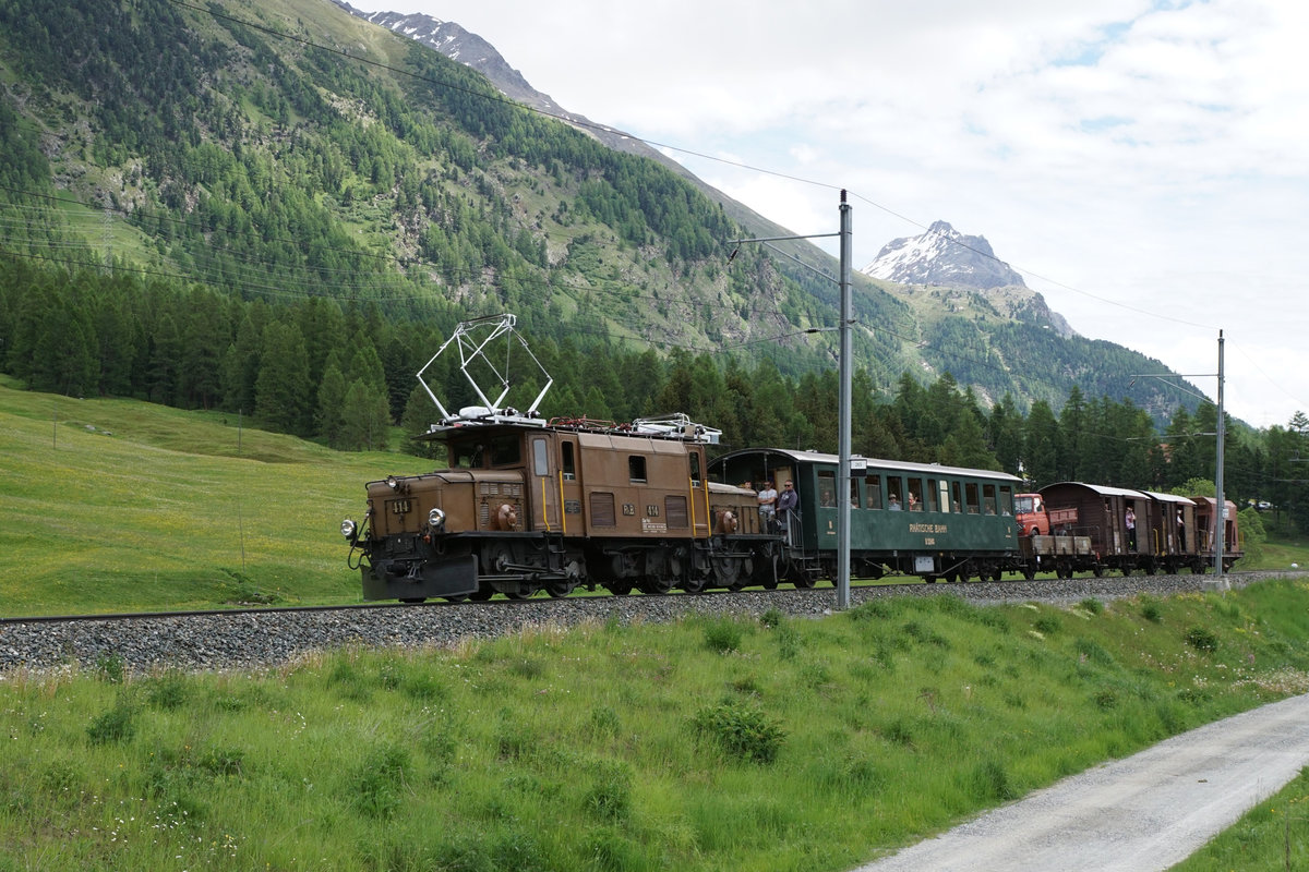Rhätische Bahn
Bahnvestival Samedan und Pontresina vom 9./10. Juni 2018.
Güterzug mit Personenbeförderung geführt vom Korkodil Ge 6/6 414  auf der Fahrt nach Samedan am 9. Juni 2018.
Foto: Walter Ruetsch
