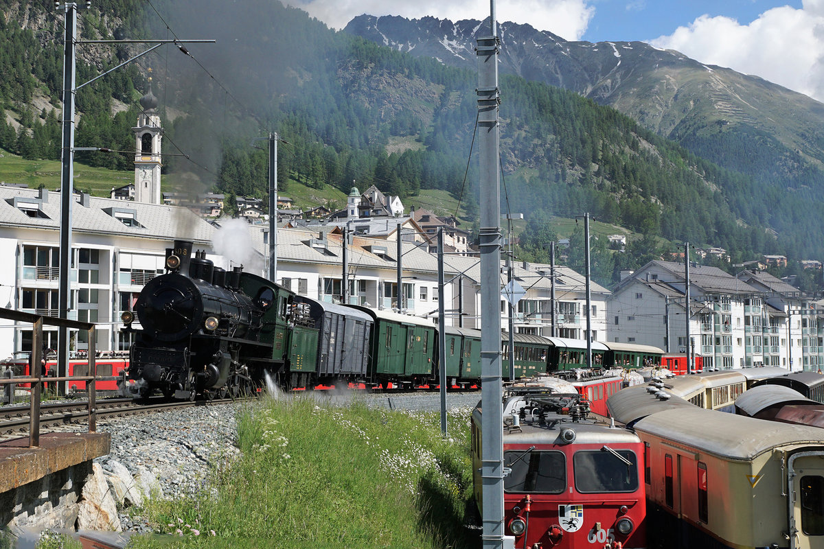 Rhätische Bahn
Bahnvestival Samedan und Pontresina vom 9./10. Juni 2018.
Erster Dampfzug mit der G 4/5 108 beim Verlassen des Bahnhofs Samedan am 9. Juni 2018.
Foto: Walter Ruetsch
