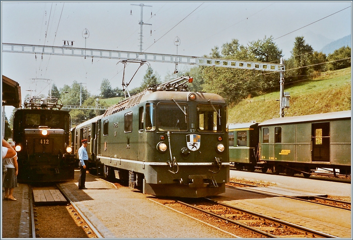 RhB Ge 6/6 I 412 mit ihrem Güterzug wartet in Filisur an der Rampe, währen die Ge 4/4 II 617 mit ihrem Albula-Schnellzug nach St. Moritz eintrifft, im Hintergrund der Anschlusszug von und nach Davos. 


20. August 1984 
