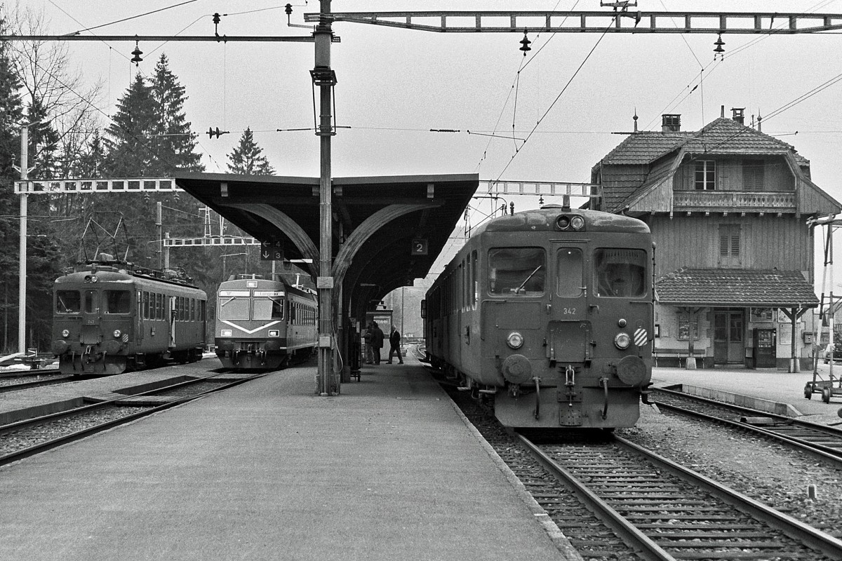 RM/VHB: Zusammentreffen von drei Z�gen in Ramsei nach Huttwil, Langnau i.E. und Burgdorf im Jahre 1989. ((BDe 4/4 l (solo), RBDe (566 228-242) sowie BDe 4/4 l (mit ABt).
Foto: Walter Ruetsch 