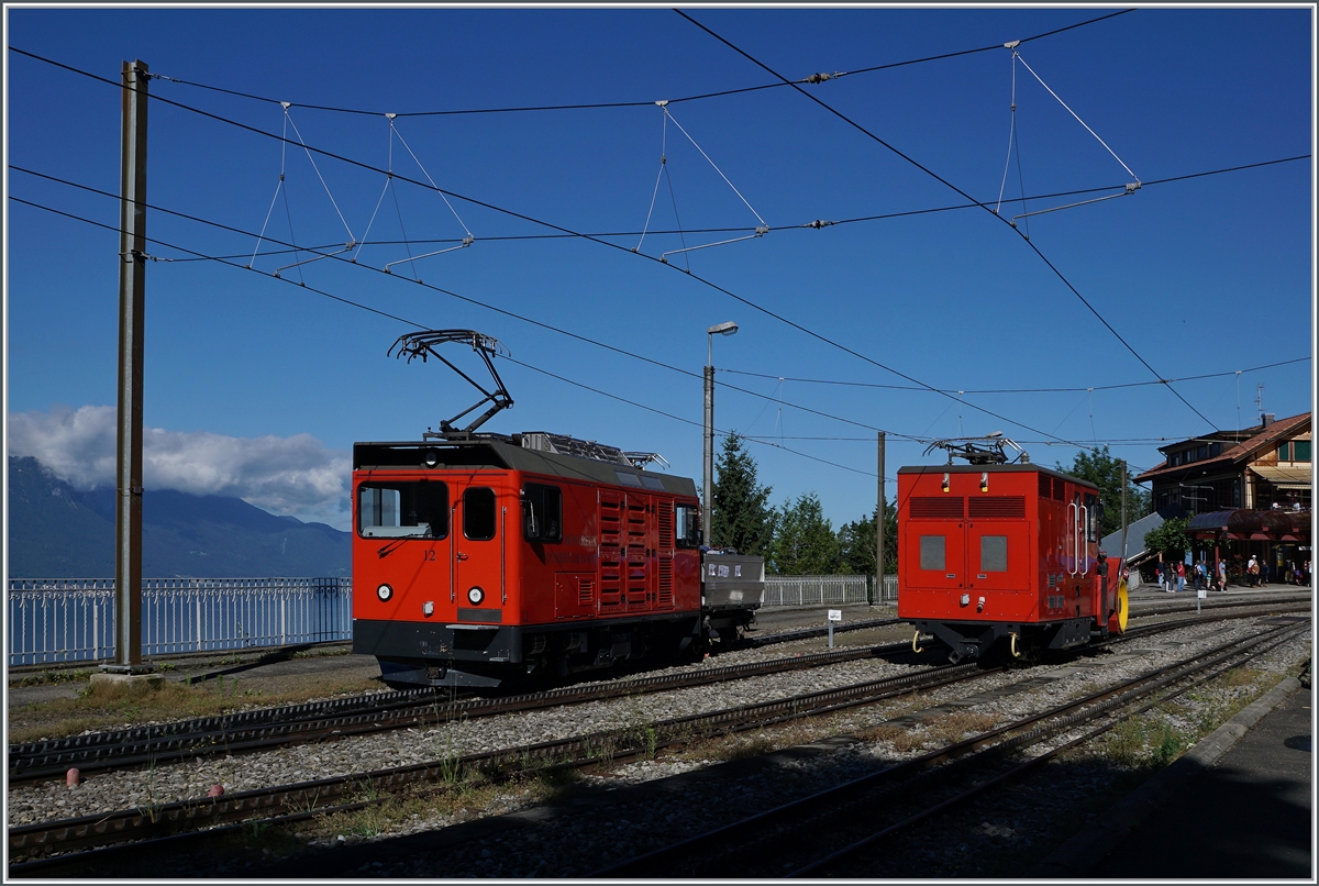  Rote Klötze  in Glion: Links die Hem 2/2 12 als Schiebelok für einen Gepäckzug Richtung Rochers de Naye und recht wartet die X Rot N° 4 auf den nächsten Winter.
3. Juli 2016 