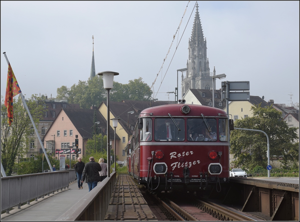 Roter Flitzer in Konstanz.

Der letzte Kilometer belohnt mit der Fahrt über die Rheinbrücke. Im Bild VT 98 469. September 2021.
