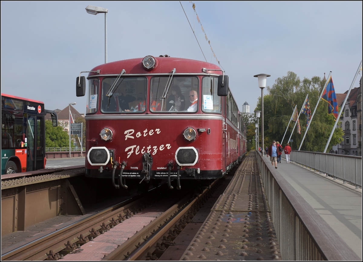 Roter Flitzer in Konstanz.

Der letzte Kilometer belohnt mit der Fahrt über die Rheinbrücke. September 2021.