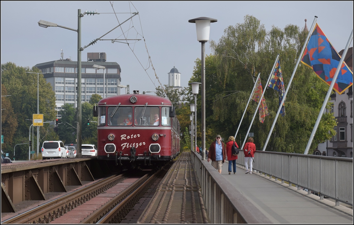 Roter Flitzer in Konstanz.

Der letzte Kilometer belohnt mit der Fahrt über die Rheinbrücke. September 2021.