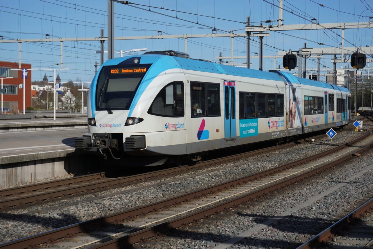 Rreis/Arriva 378 -noch in die Farben des ehemahligen Betriebers BRENG- verlasst Arnhem Centraal als RB nach Doetinchem an 19 März 2026.