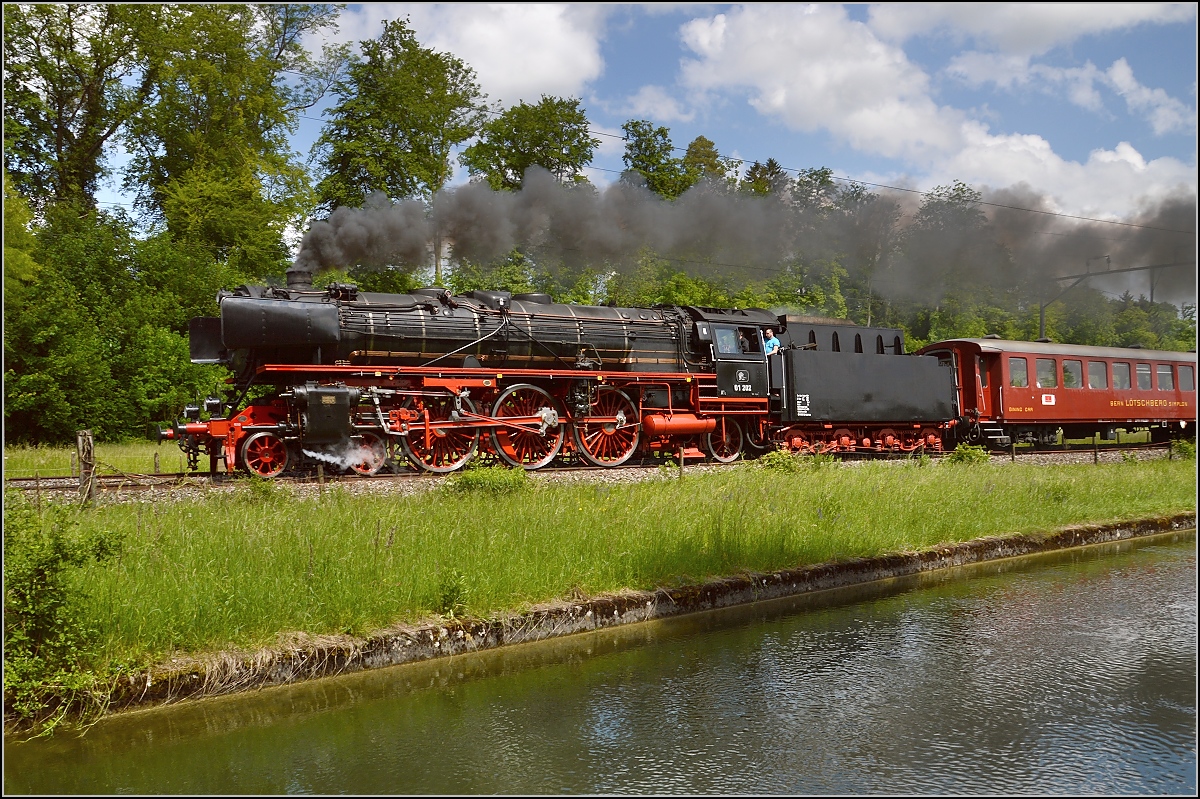 R�ckkehr von der Fahrt an den Bodensee. 01 202 am Thurkanal in B�rglen. Mai 2015.
