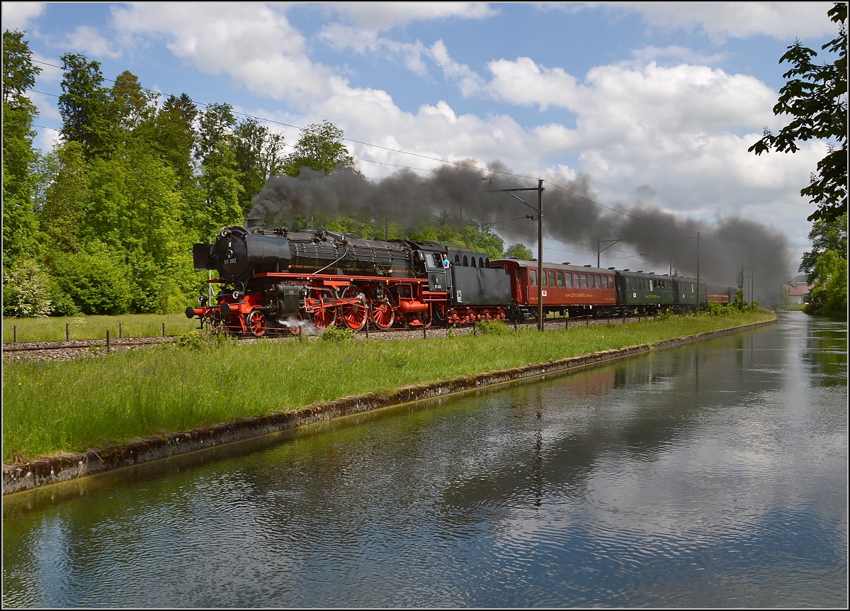 R�ckkehr von der Fahrt an den Bodensee. 01 202 am Thurkanal in B�rglen. Mai 2015.
