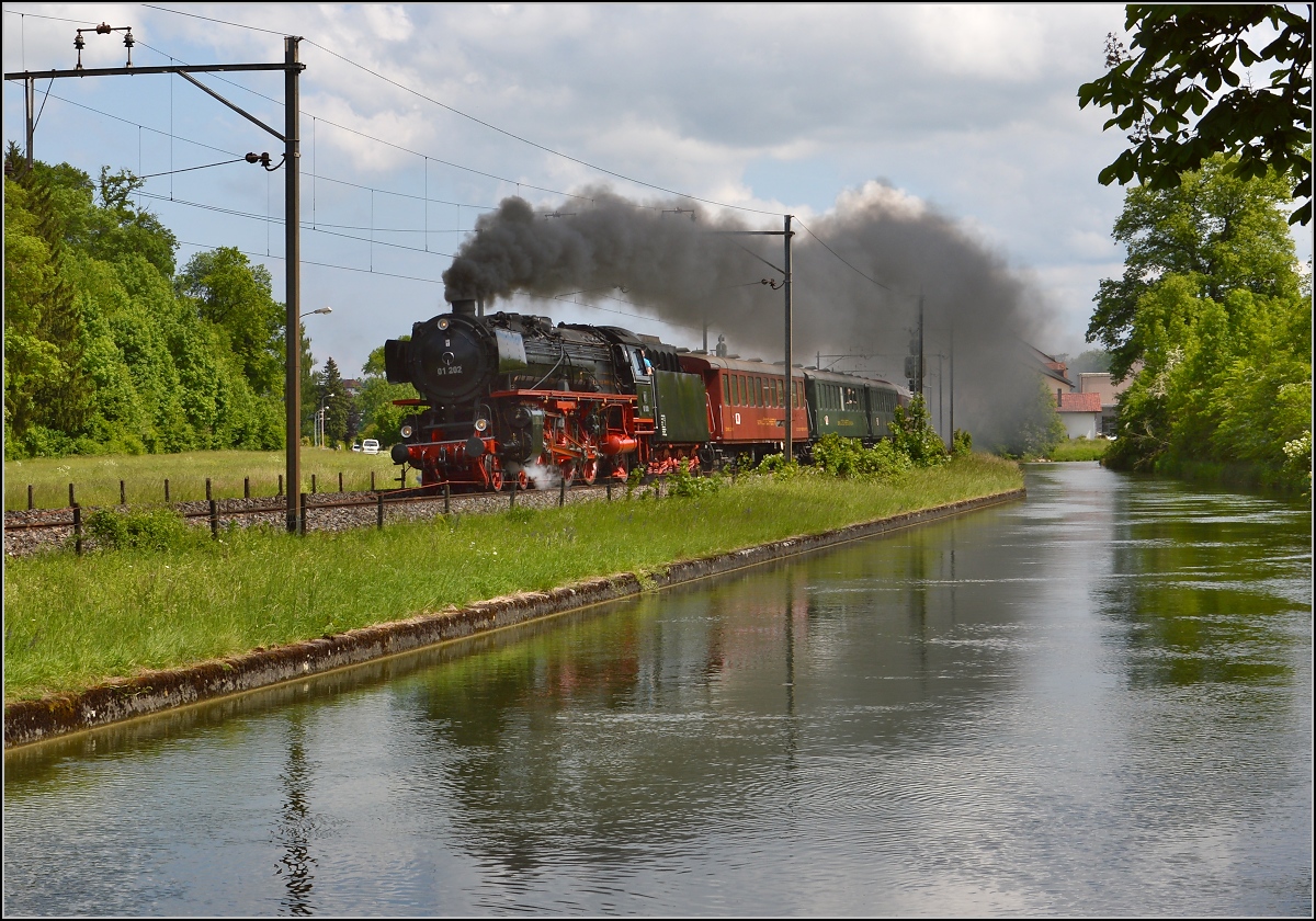 R�ckkehr von der Fahrt an den Bodensee. 01 202 am Thurkanal in B�rglen. Mai 2015.