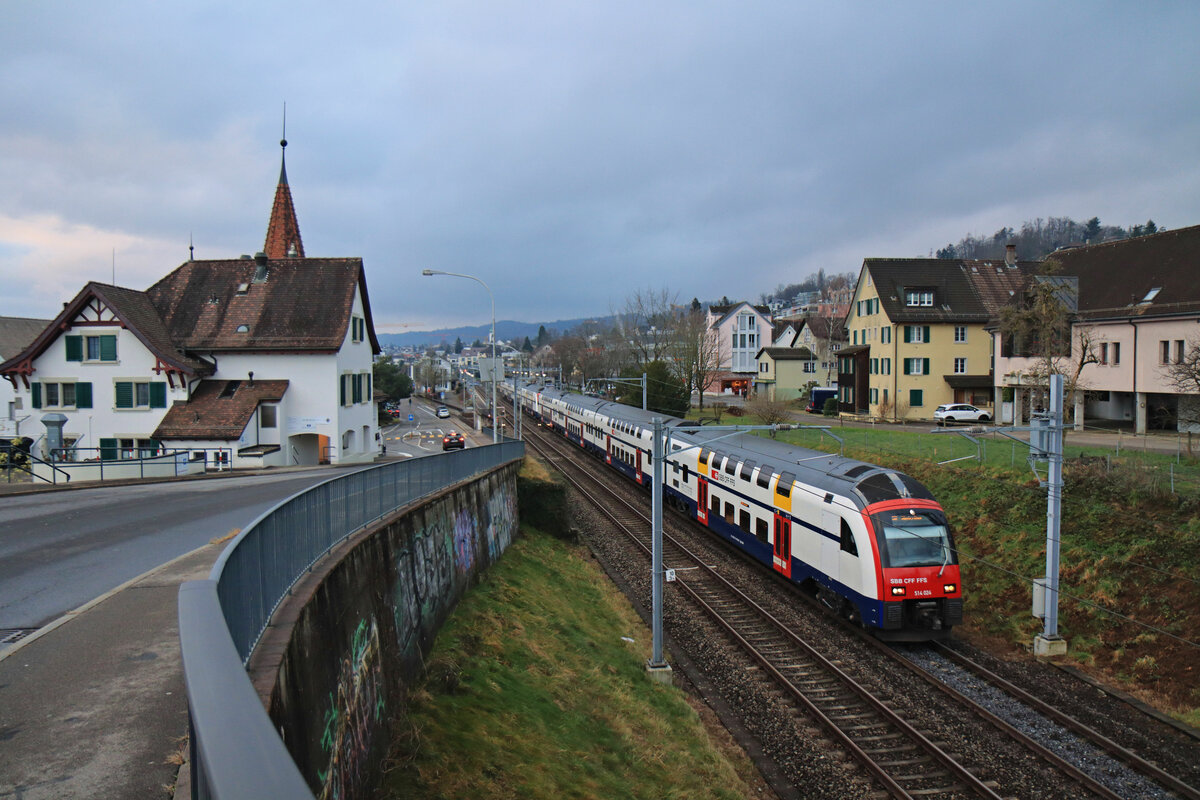 Rüschlikon, an der alten Strecke Zürich - Thalwil dem See entlang: Durchfahrt eines Zuges der S8 aus Pfäffikon SZ nach Zürich. Triebzug 514 024 und 514 x. 6.Februar 2023. Die S8 beginnt in Pfäffikon (Schwyz) und fährt dem See entlang bis Zürich (Löwenstrasse) und dann weiter über Zürich Oerlikon - Wallisellen - Effretikon - nach Winterthur.  