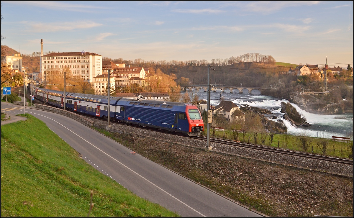 S-Bahn Zürich mit 450 103-7, 450 076-5 und 450 089-8 in der Panoramakurve am Rheinfall. März 2014.