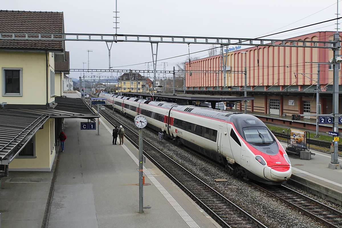 S26-BB-und-IGS-Minitreffen am 27.02.2023: Ein RABe 503 verlässt St. Margarethen, Peter und Olli haben den Zug ebenfalls im Blick 