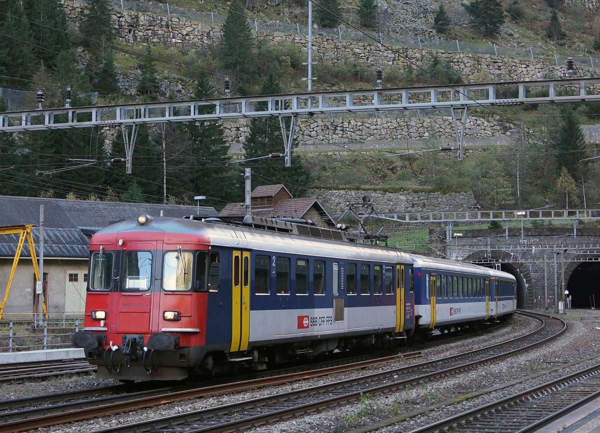 SBB: Am 26. Oktober 2014 wurden die IR 2263 und IR 2286 Zürich-HB - Göschenen - Zürich-HB zum letzten Mal mit RBe Triebwagen geführt. Für diese Leistungen gelangten die RBe 540 039-5 und 540 034-6 zum Einsatz.
Foto: Walter Ruetsch