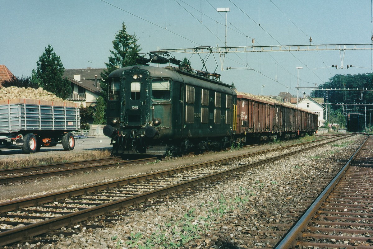SBB: Auf dem Bahnhof B�ren an der Aare konnten im Jahre 1997 auch noch Re 4/4 l beobachtet werden. Die gr�ne 10015 holte an einem der wenig sonnigen Oktobertagen einen Zuckerr�benzug ab. Schon seit mehreren Jahren werden auch auf dem Bahnhof B�ren an der Aare keine Zuckerr�ben mehr auf die Bahn verladen. Die R�ben aus dieser Region werden mit Traktor und Wagen ab dem Felde direkt zur Zuckerr�benfabrik Aarberg transportiert, was zu vielen Staus auf den sonst schon �berlasteten Strassen f�hrt. Die Re 4/4 | 10015 mit drei R�benwagen in B�ren an der Aare kurz vor der Abfahrt nach Lyss.
Foto: Walter Ruetsch