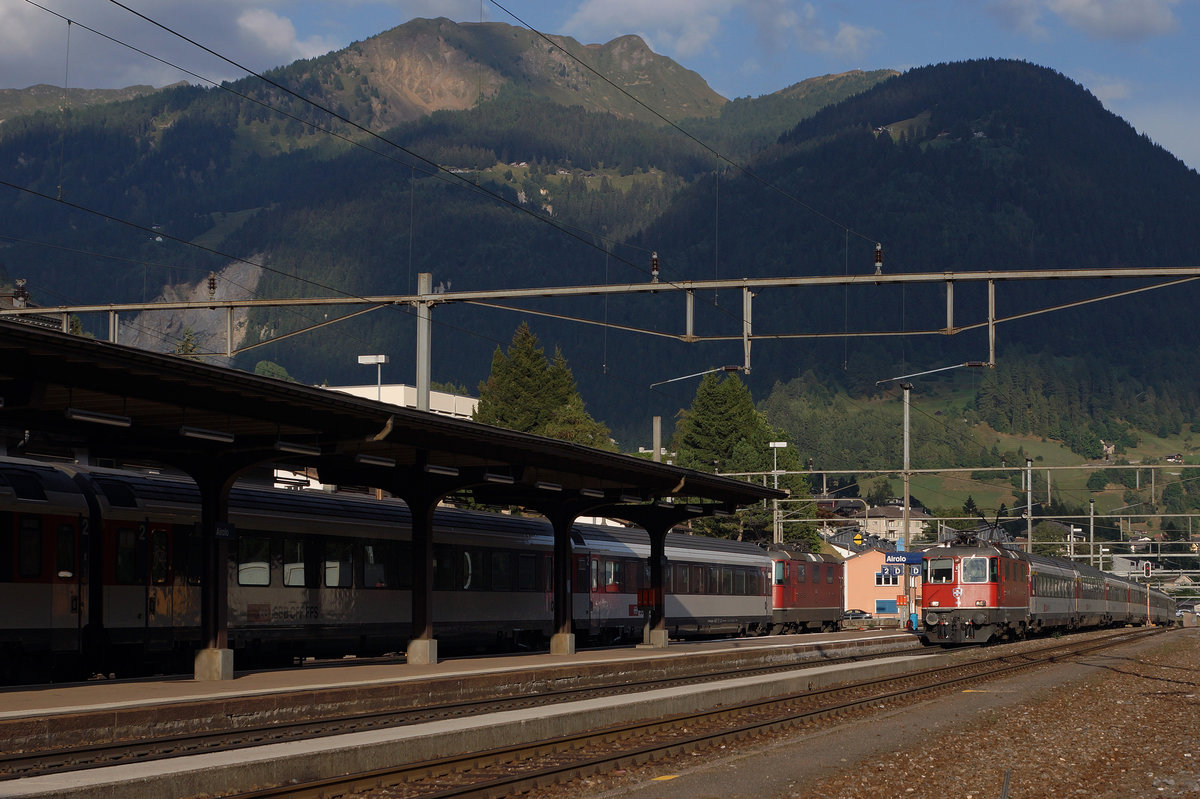SBB: Begegnung zweier IR mit Re 4/4 II in Airolo am 13. September 2016.
Foto: Walter Ruetsch