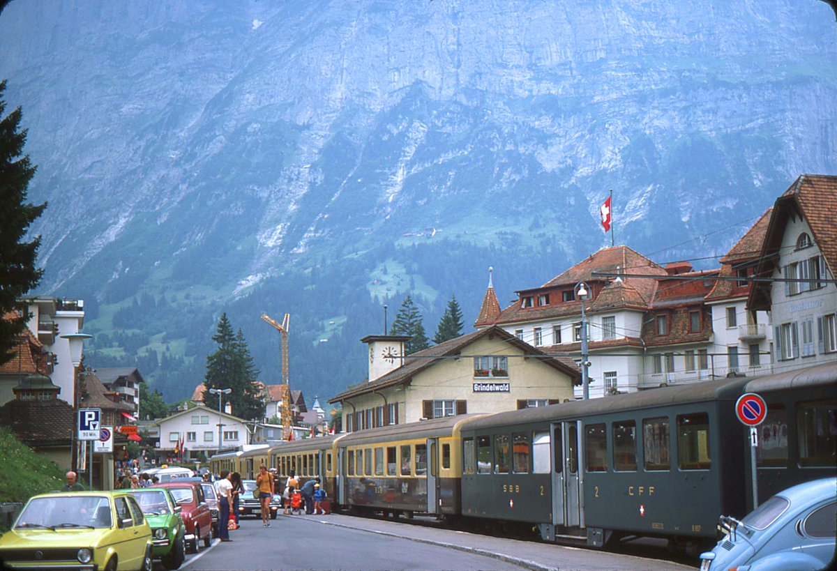 SBB-Brünigwagen auf der BOB: Zwei Zusatzwagen (B857 und 858) aus Beständen der Brünigbahn in Grindelwald. 17.Juli 1976. 