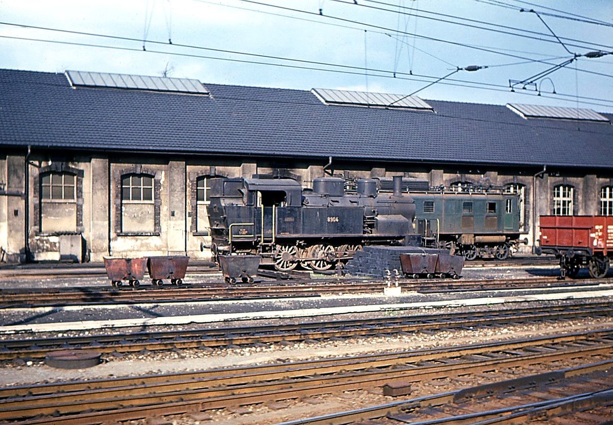 SBB Dampflok E 4/4: Die Loks der Serie 8901 bis 8917 waren Umbauten (1930-33) aus Schlepptenderloks von 1907-1912. Ausgemustert 1959-1967. Im Bild Lok 8904 in Basel SBB, 31.M�rz 1967. Obwohl sie die vorderste Achse verdecken, sind die kleinen Kohlew�gelchen doch h�bsch. 