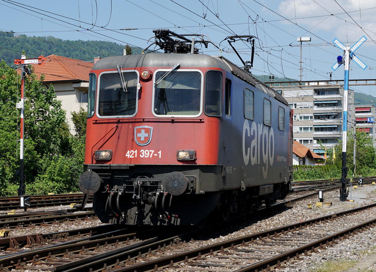 SBB: DIE BEIDEN LETZTEN
Die letzte an die SBB abgelieferte Re 4/4 II, die Re 421 397-1, beim Passieren von einem der letzten noch im Betrieb stehenden Flügelsignale der Schweiz. Die Rangierfahrt wurde am am 7. Mai 2018 bei der Einfahrt in den Rangierbahnhof Biel verewigt.
Foto: Walter Ruetsch