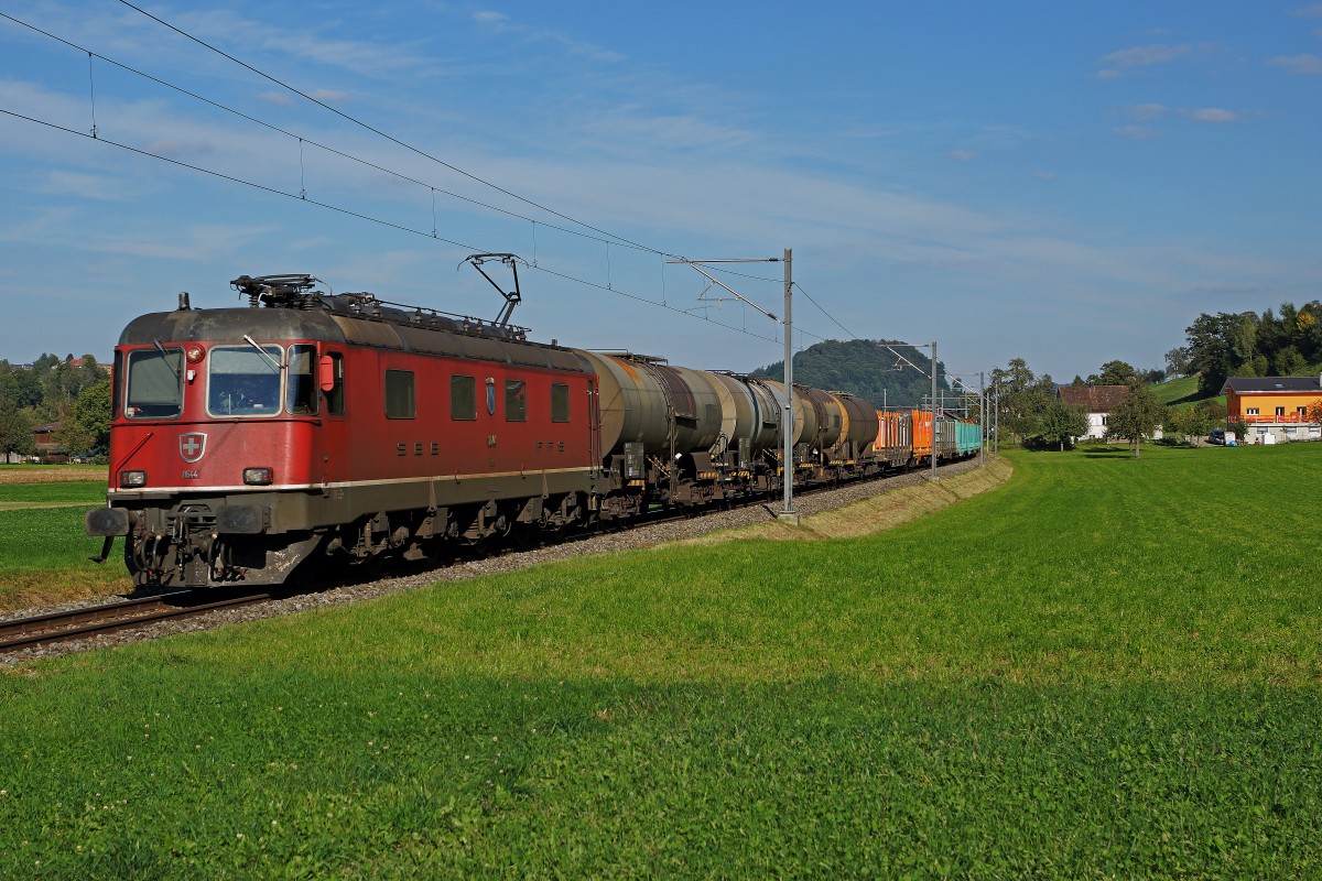 SBB: Güterzug mit der Re 6/6 11644  CORNAUX  bei Gettnau unterwegs am 29. September 2015.
Foto: Walter Ruetsch