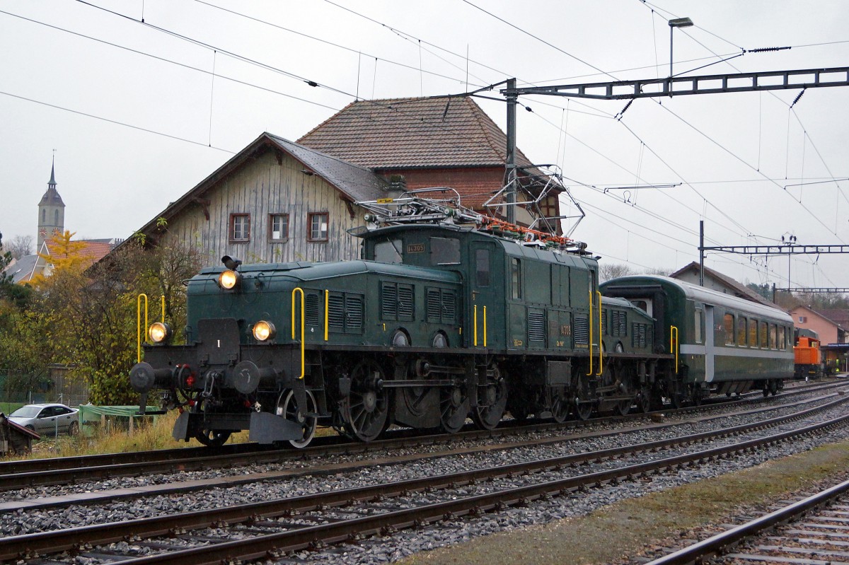 SBB HISTORIC: Extrazug mit der Ce6/8 lll 14305 und dem AS 2802 bei der Ausfahrt Kirchberg Alchenfl�h am 15. November 2014.
Foto: Walter Ruetsch