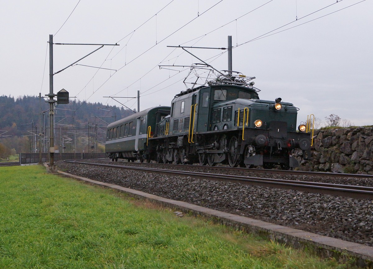 SBB HISTORIC: Extrazug mit der Ce6/8 lll 14305 und dem AS 2802 bei Roggwil am 15. November 2014.
Foto: Walter Ruetsch